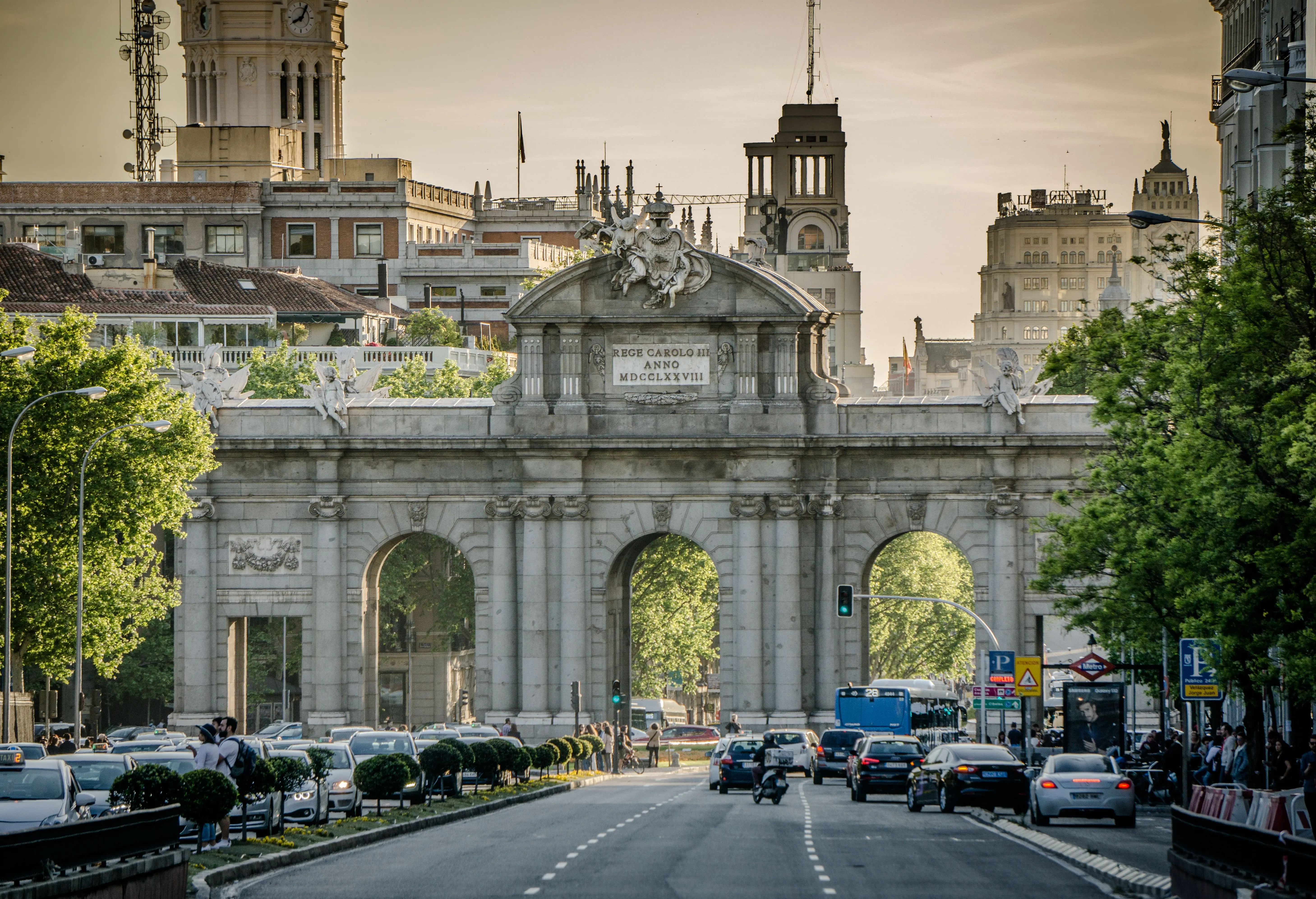 Vista de la Puerta de Alcalá y las calles de Madrid